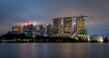 De prachtige skyline van Singapore in de avond. van Claudio Duarte