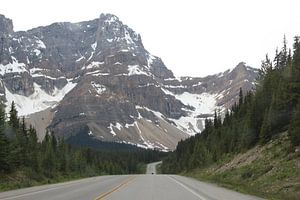 Verlaten weg naar de bergen in Banff National Park, Canada van Phillipson Photography