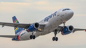 Start des Spirit Airlines Airbus A320-200. von Jaap van den Berg