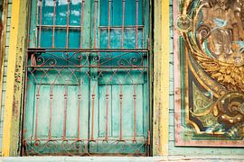 Colorful door in La Boca, Buenos Aires by Esther esbes - kleurrijke reisfotografie