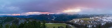 Deutschland, Raue Winterlandschaft Berge und Schnee bei Sonnenaufgang von adventure-photos