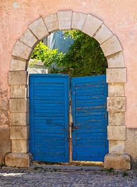 Porte bleue vintage à Grožnjan, en Istrie sur Connie de Graaf Fotografie