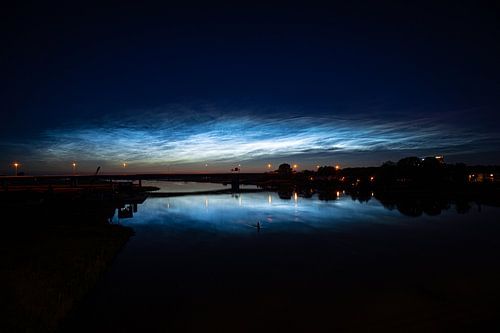 Lichtende nachtwolken boven de IJssel bij Hattem - Zwolle