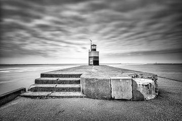 Pier bij IJmuiden zeegezicht met wolkenlucht Black & White van Silvia Thiel