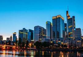 Skyline en zonsondergang in Frankfurt am Main