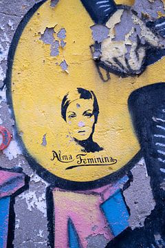 Pastel graffiti in Lissabon van feministisch logo - straatfotografie en reisfotografie van Christa Stroo fotografie