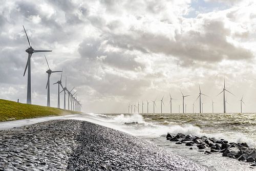 Windpark met windmolens aan de oever van het IJsselmeer in de Noordoostpolder