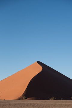 Sossusvlei duin in abstract bruin en blauw | Landschap Afrika van Monique Tekstra-van Lochem