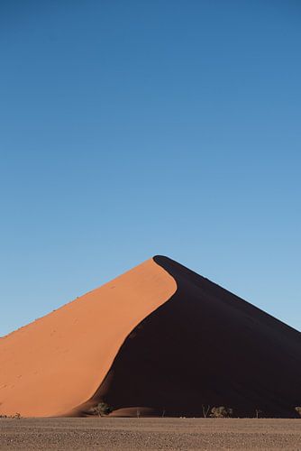 Sossusvlei duin in abstract bruin en blauw | Landschap Afrika van Monique Tekstra-van Lochem