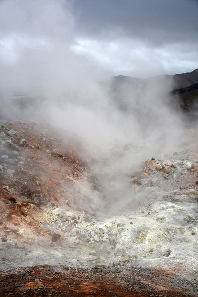 zwavel lava stoom bij Landmannalaugar, Ijsland van Jutta Klassen