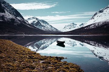 Paysage de montagne en Norvège avec reflet dans l'eau