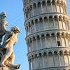 Standbeeld met engeltjes bij de Toren van Pisa van The Book of Wandering