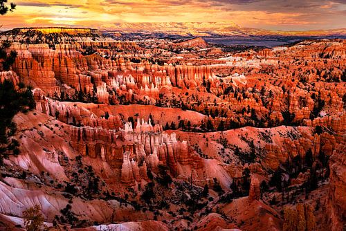 Zonsondergang over droomachtige rotsformaties Bryce Canyon National Park in Utah USA