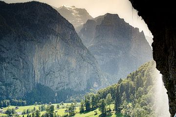 Vallend water in Zwitserse Alpen van Matthijs Jonker Fotografie