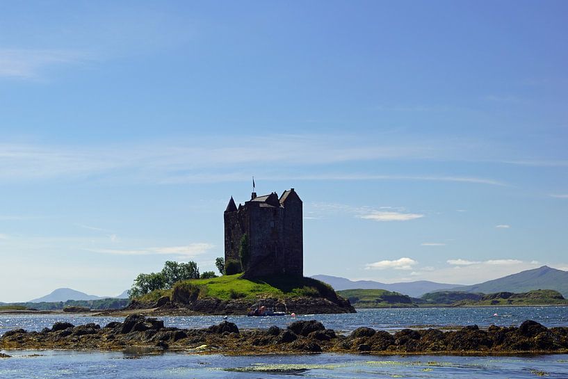 Castle Stalker is a tower house about 2.5 kilometers northeast of Port Appin by Babetts Bildergalerie