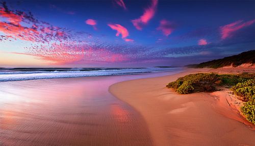 Strand met zonsondergang