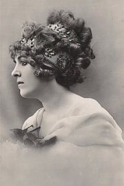 Beautiful vintage photo of a beautiful woman in black and white by Patricia Hofmeester