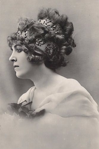 Prachtige vintage foto van een mooie vrouw in zwart wit