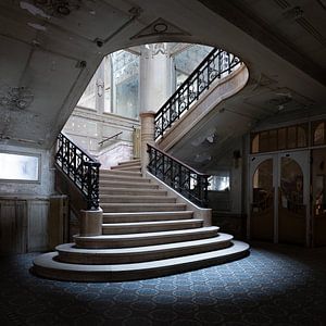 Een prachtige marmeren trap in een verlaten gebouw