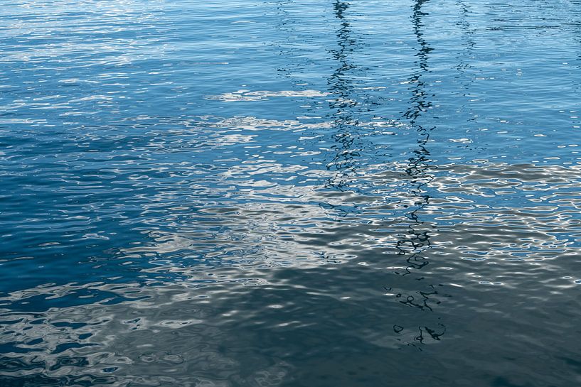 Réflexion des nuages dans l'eau de mer 2 par Adriana Mueller