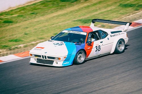 BMW M1 klassieke race wagen op het circuit