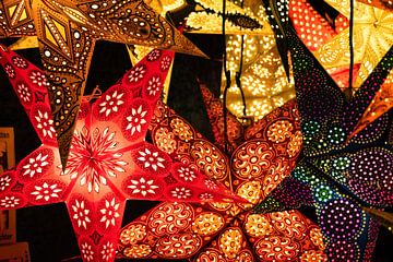 Kleurrijke sterren op een kerstmarkt van Andreas Nägeli