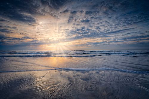 prachtige zonsondergang langs de Nederlandse kust 