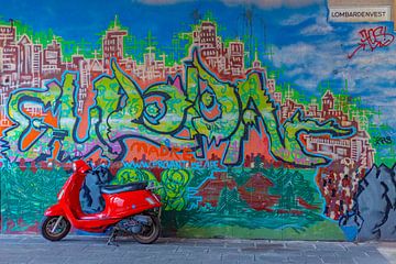 Muurschildering met rode scooter van Huub de Bresser