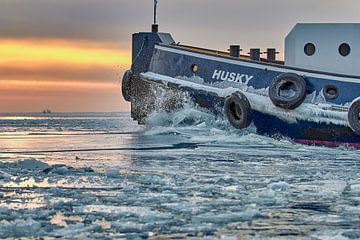 IJsbreker Husky op het Markermeer van eric van der eijk