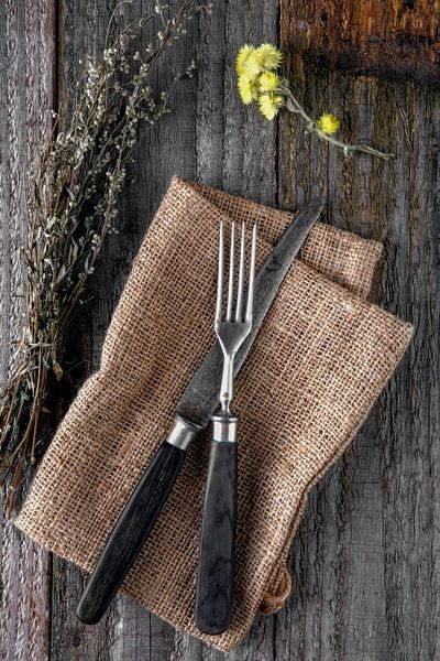 altes Besteck auf Jute von Jürgen Wiesler