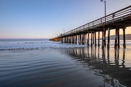 Jetée en bois dans le vaste océan
