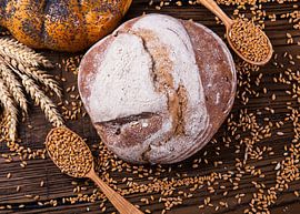 Pain de campagne croustillant avec décoration aux céréales
