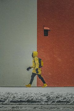 Symmetrical streetphoto in color of man walking during snow storm by Jan Hermsen