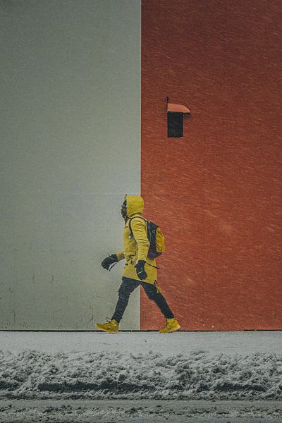 Symmetrische Straatfoto in kleur van wandelende man tijdens sneeuwstor van Jan Hermsen