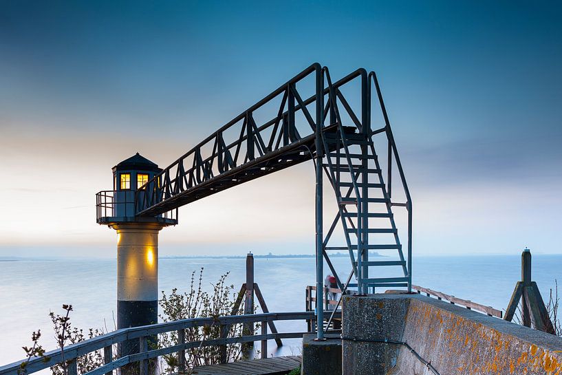 Lichtbaken met brug aan het Lauwersmeer bij Oostmahorn van Evert Jan Luchies