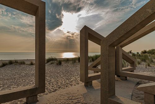 zonsondergang gezien door houten kunstwerk