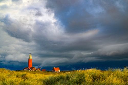Vuurtoren van Texel in de duinen met een stormlucht erboven