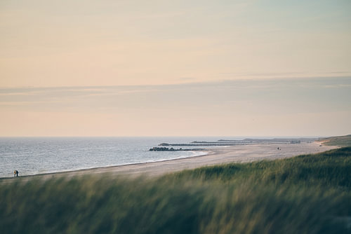 Le calme de la mer du Nord sur la plage de Vrist, au Danemark