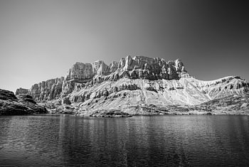 Monolithe au-dessus du lac de Pormenaz