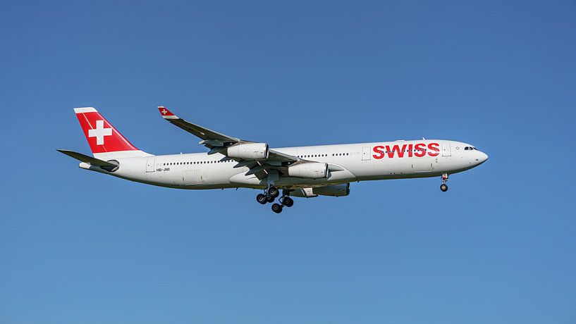 Landing SWISS Airbus A340-300. by Jaap van den Berg