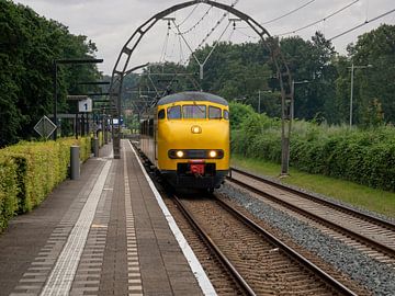Historische trein Mat'64 bij Hilversum Sportpark in Nederland van Robin Jongerden
