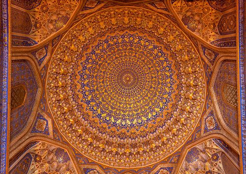 Plafond van de Madrassa Tillya-Kori in Samarkand in Oezbekistan