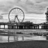 Scheveningen Hague Pier avec grande roue en noir et blanc sur Groothuizen Foto Art
