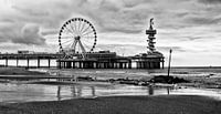 Pier Scheveningen Den Haag mit Riesenrad in schwarz und weiß von Groothuizen Foto Art Miniaturansicht
