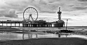 Scheveningen Hague Pier avec grande roue en noir et blanc