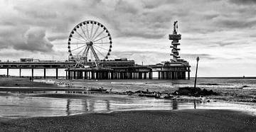 Pier Scheveningen Den Haag mit Riesenrad in schwarz und weiß von Groothuizen Foto Art