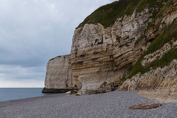 de beroemde krijtrotsen in etretat vanf het kiezelstrand