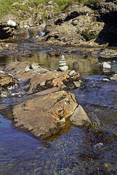 Aan de voet van de Black Cuillins bij Glenbrittle liggen de Fairy Pools. van Babetts Bildergalerie