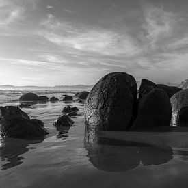 Deserted Moeraki Boulders, New Zealand von J V