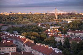 Malerischer Blick auf die Warschauer Altstadt und die moderne Brücke bei Sonnenuntergang, Pola von PhotoCluster